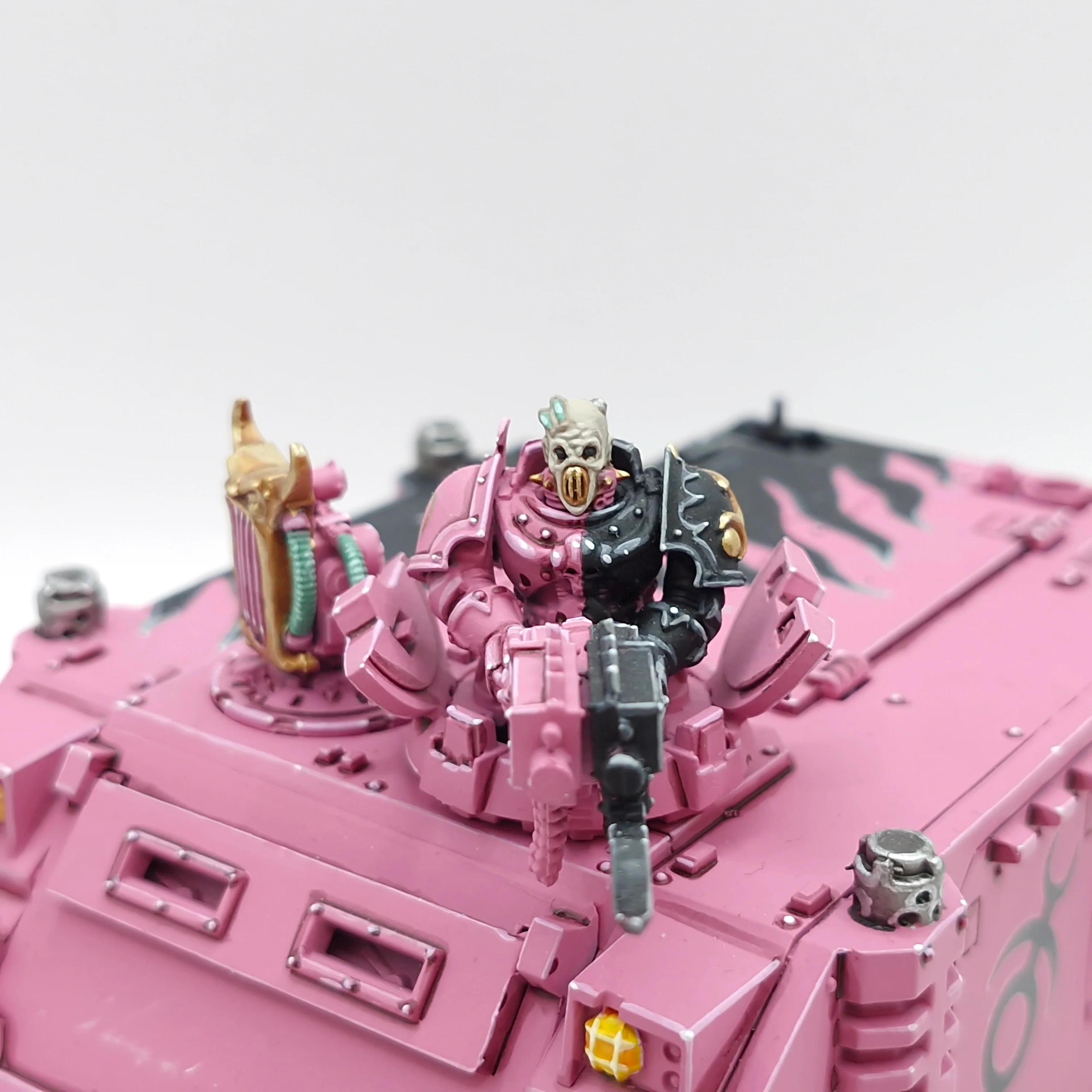 Warhammer 40k: Emperor's Children Rhino - Pro Painted (AD233) - Image 3