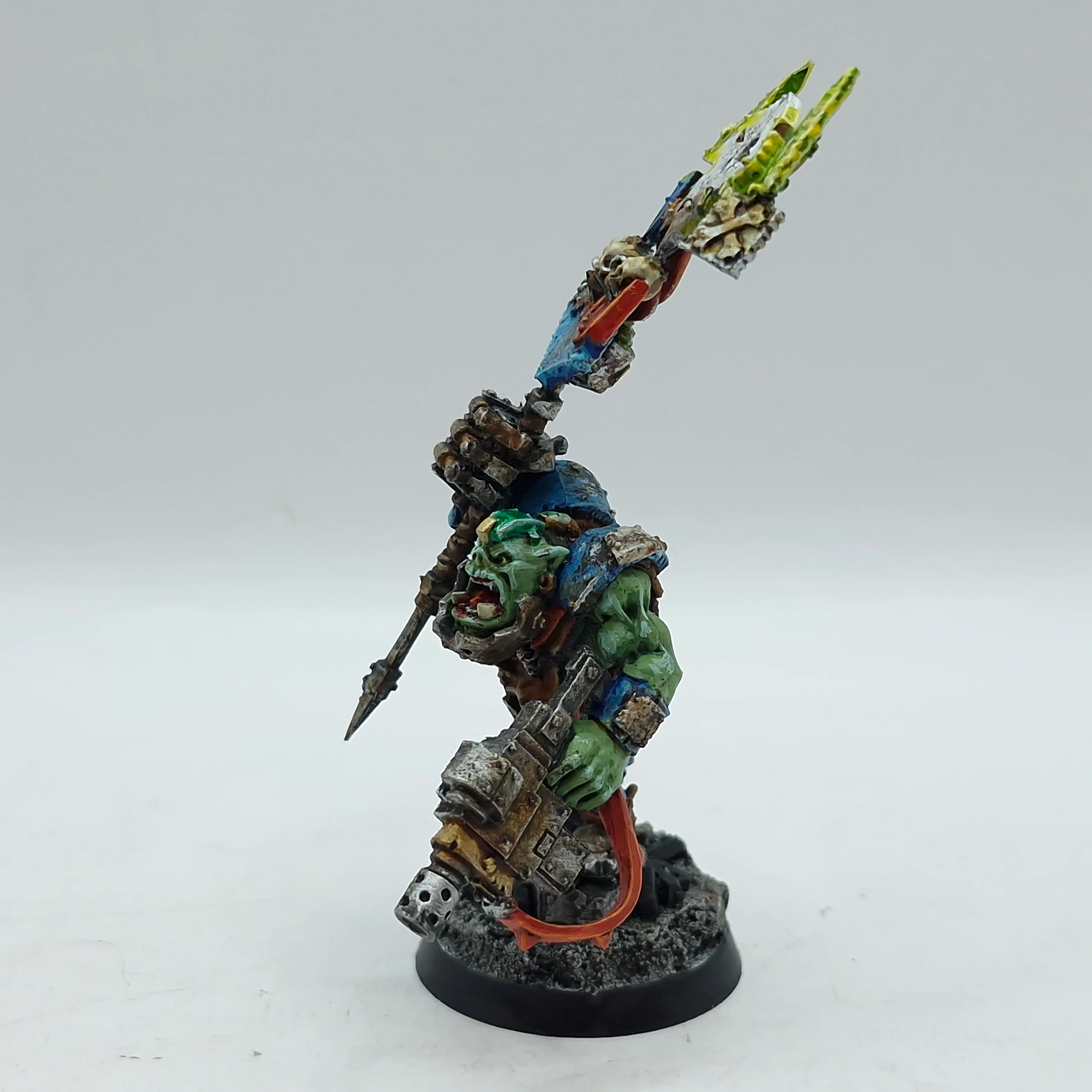 Warhammer 40k: Orks Nob with Waaagh! Banner - Painted (BH094) - Image 2
