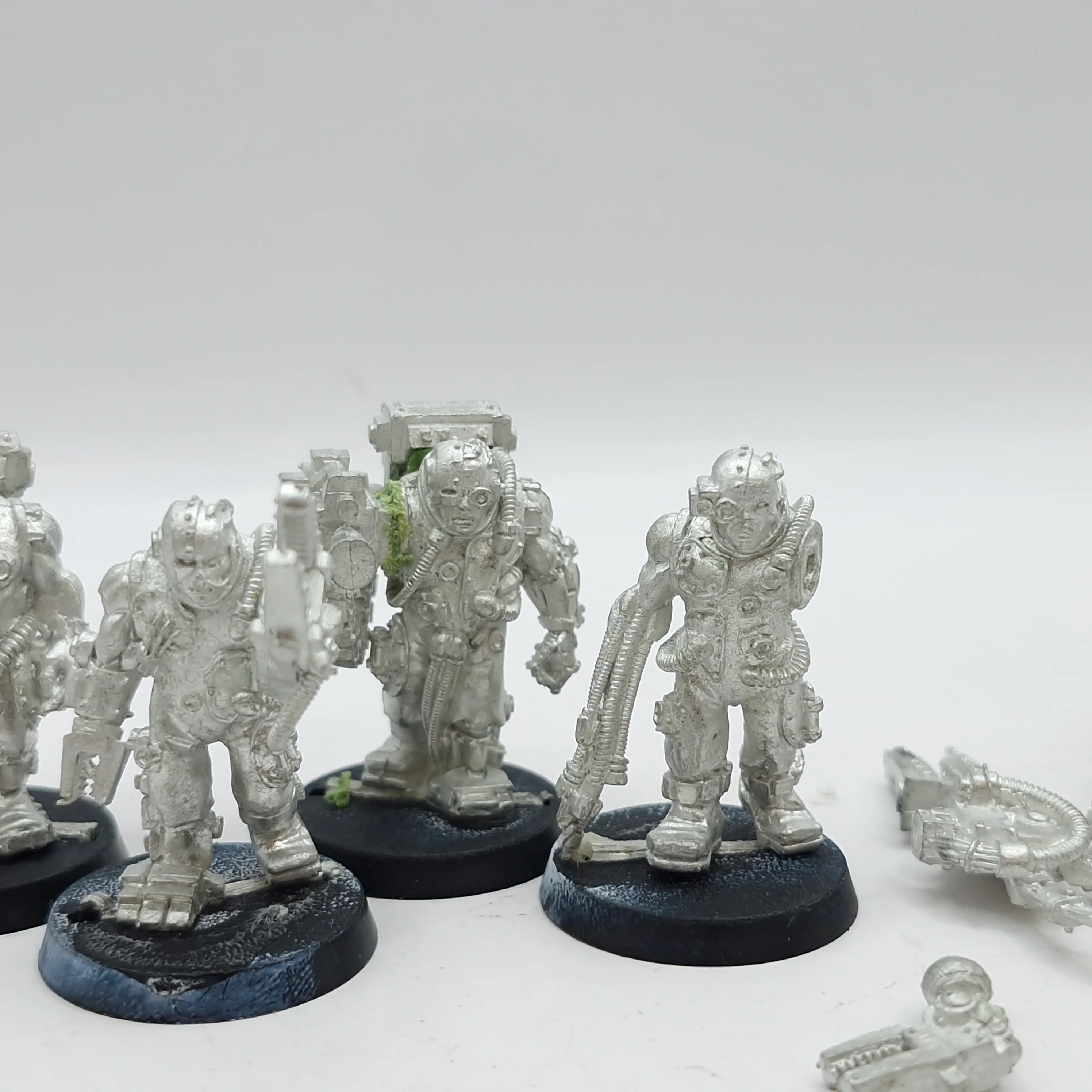 Warhammer 40k: Space Marine Metal Techmarine and Servitors (AA209) - Image 3