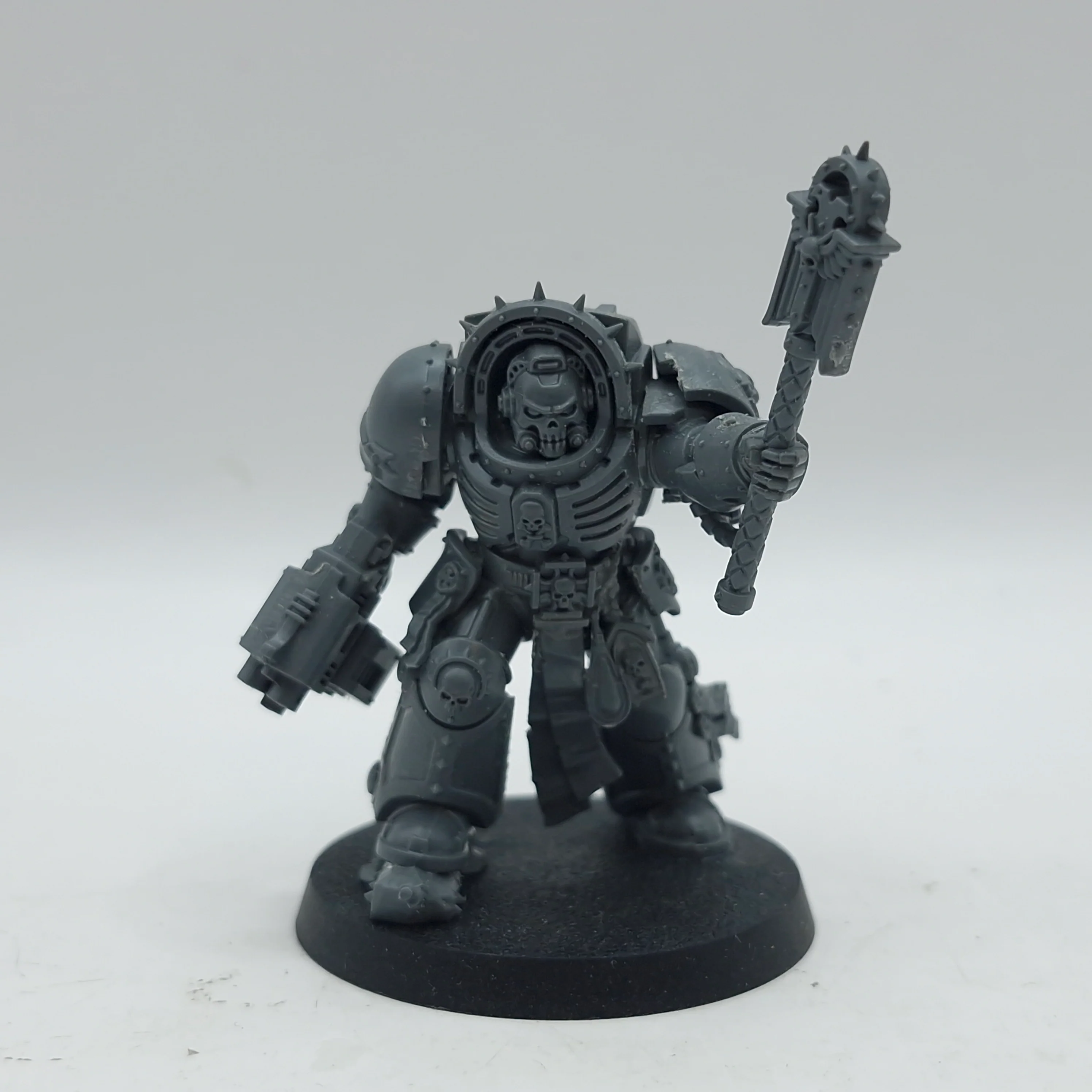 Warhammer 40k: Space Marines Chaplain in Terminator Armour (AJ095)