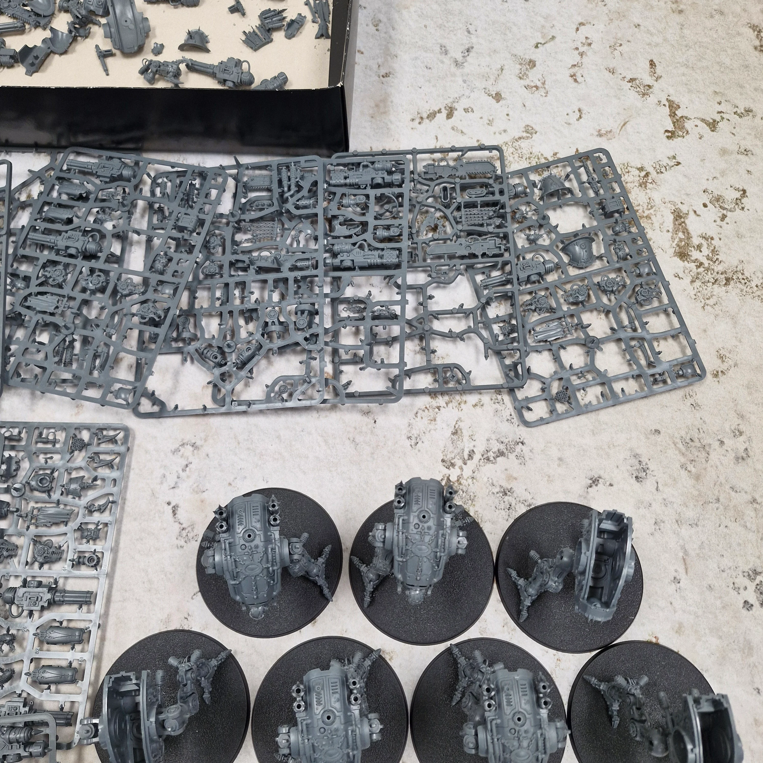 Warhammer 40k Chaos Knights Wardogs x7 Part Assembled BB200 - Image 5